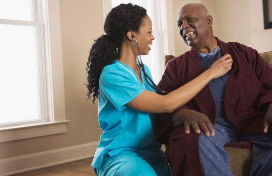 איך בוחרים שירותי סיעוד פרטיים ומה חשוב לדעת לפני שמזמינים מטפלת או אחות?2